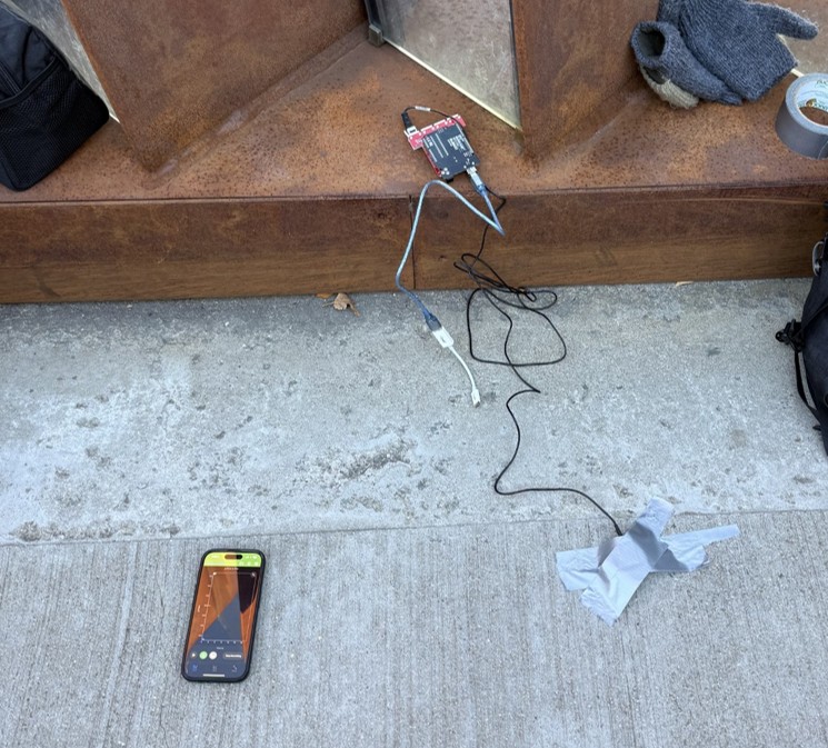 Smartphone accelerometer on the bridge deck