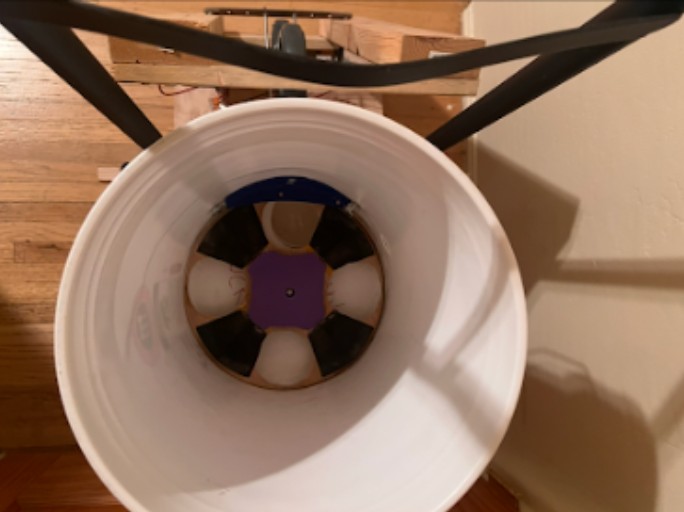 Bucket feeder and rotating plate